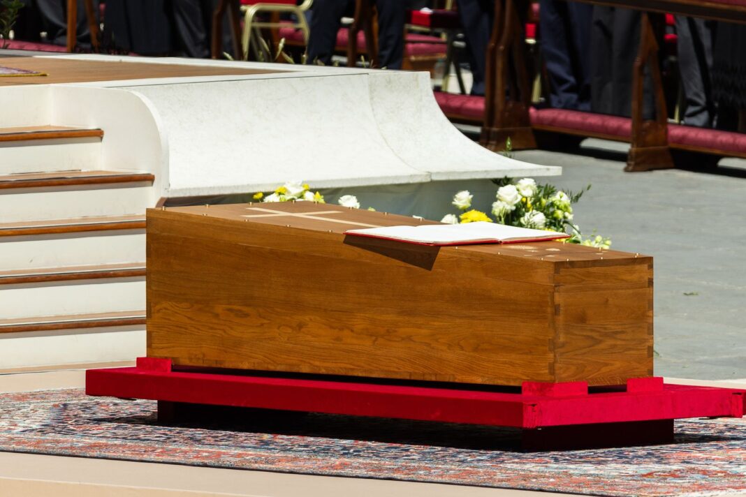 krsta papeža na pogrebu