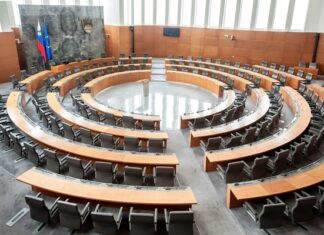 Interventni zakon: Ali gre za politični eksperiment, ki je daleč od razvojne priložnosti?