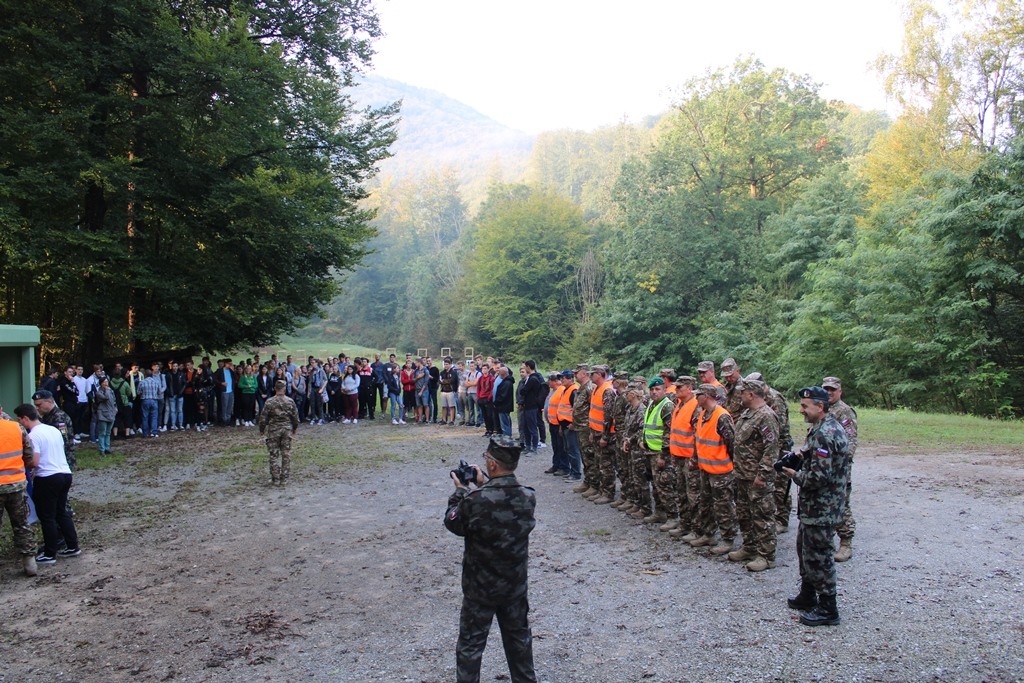 1_Obrambni-da-se-je-pričel-postrojem-udeležencev