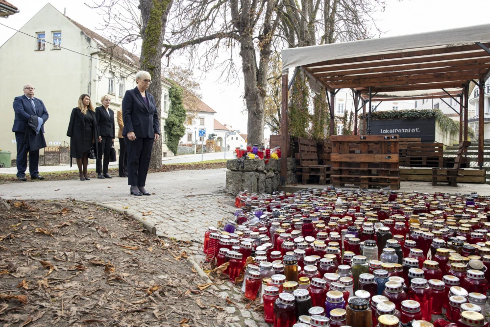 Nataša Pirc Musar prižgala svečo v Novem mestu