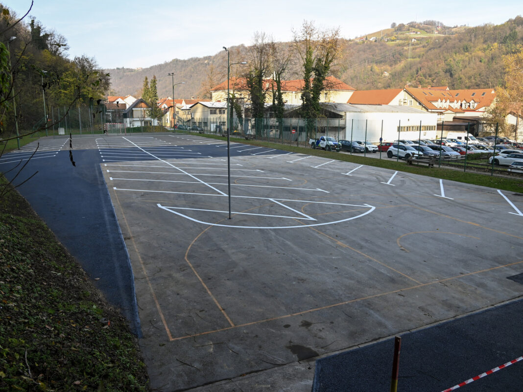 Urejeno začasno parkirišče na igrišču Šajspoh