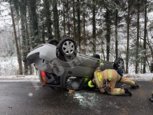Vozilo zdrsnilo in se obrnilo na streho, vir: Gasilska enota Ribnica