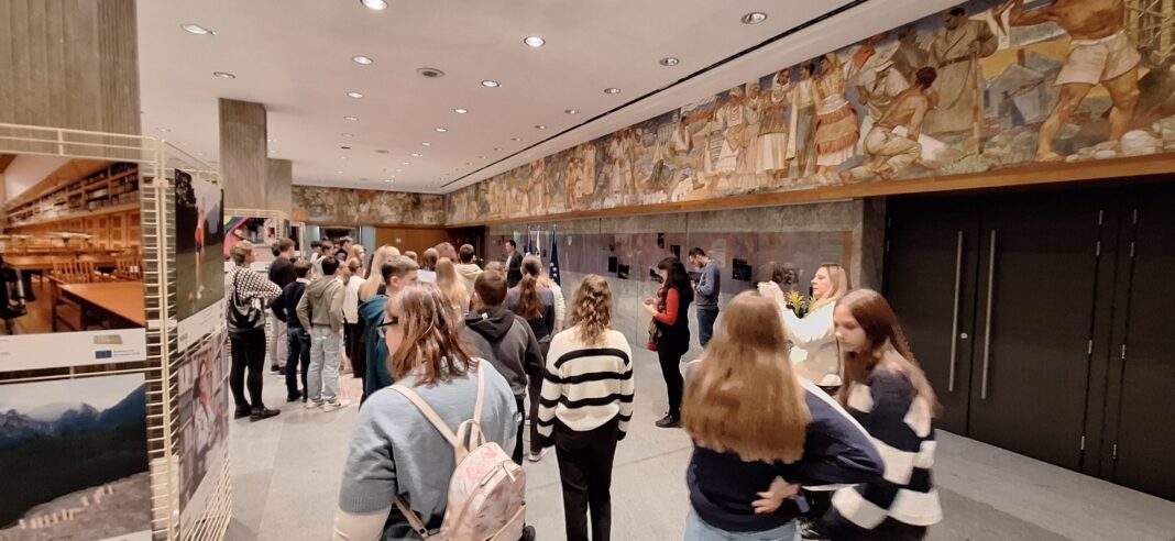 Mladi iz Krškega na obisku v parlamentu, vir FB ZPM Krško