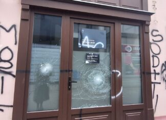 Vandalizem v Brežicah: Poslanska pisarna znova napadena!