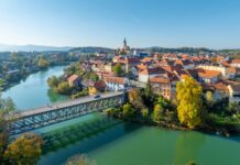 Gasilci rešili otroka iz primeža kovinskih palic v Brežicah