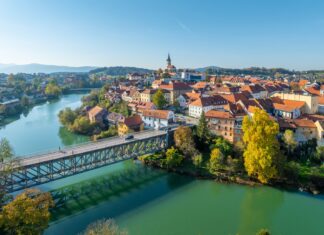 Gasilci rešili otroka iz primeža kovinskih palic v Brežicah