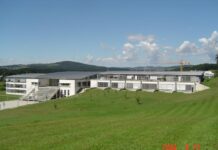 Nasilni napad pred OŠ Drska: Hišnik hudo poškodovan