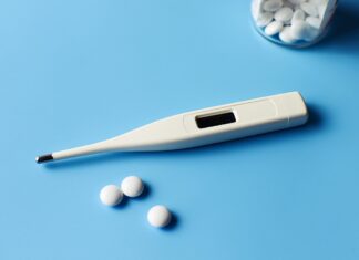 ZZZS predlaga nove varčevalne ukrepe in prednostno obravnavo oseb na bolniški