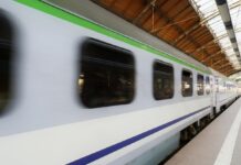 Iztirjenje vlaka v Rusiji: 55 poškodovanih, preiskava v teku