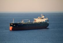 Drama v Adenskem zalivu: Ugrabljeni naftni tanker pred obalo Jemna ujet v napeto situacijo