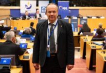 Evropska ljudska stranka pred današnjim glasovanjem o usodi Grimsa, Tomčeva ga je pozvala k odstopu