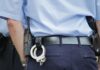Dostavljavec zaradi parkiranja končal na tleh: Policist uporabil elektrošoker, posnetek razburil Nizozemsko #video