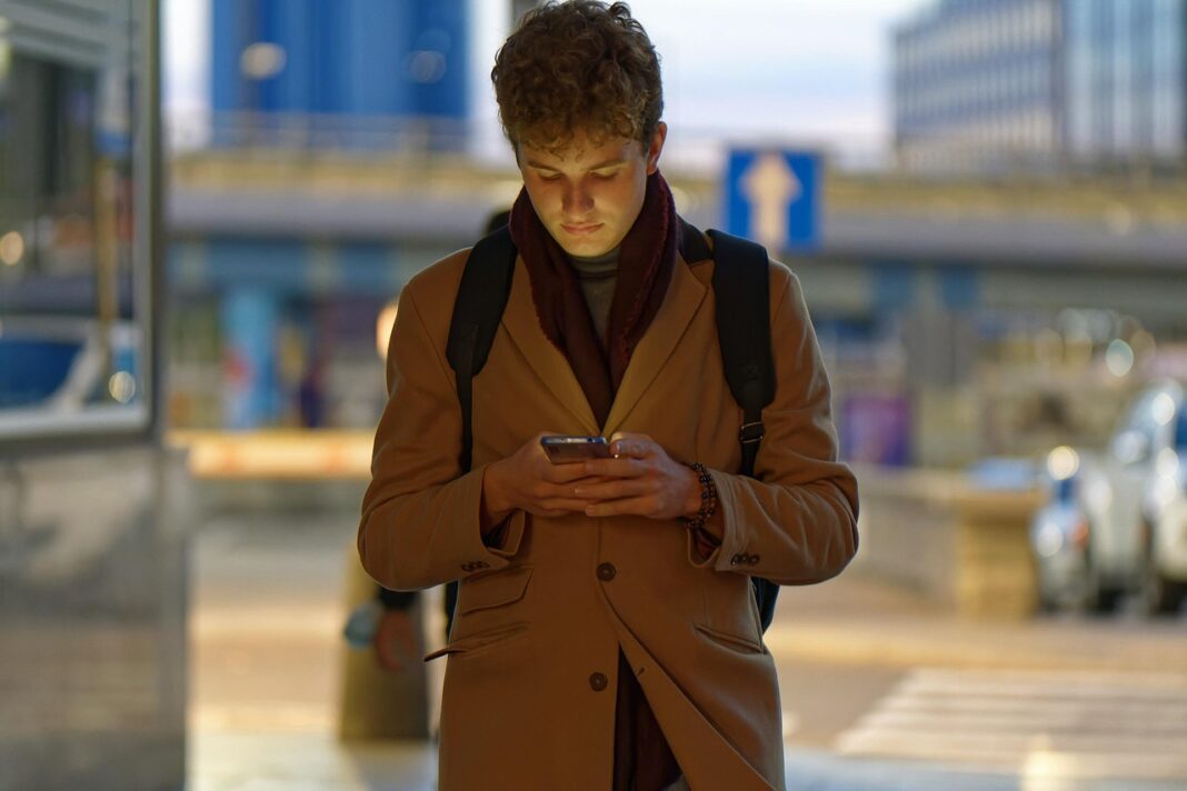 phon-in-hand-on-streets